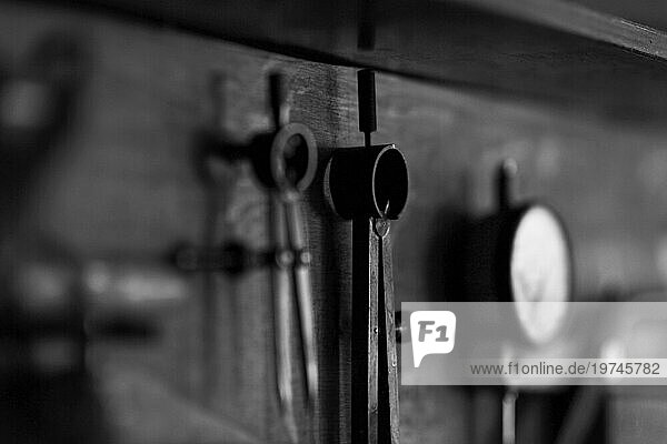 Werkzeugsatz einer Geigenbauwerkstatt in Cremona  schwarzweiß selektiver Fokus  Bokeh