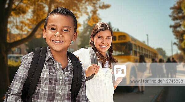 Glücklicher junger hispanischer Junge und Mädchen mit Rucksäcken in der Nähe eines Schulbusses auf dem Campus