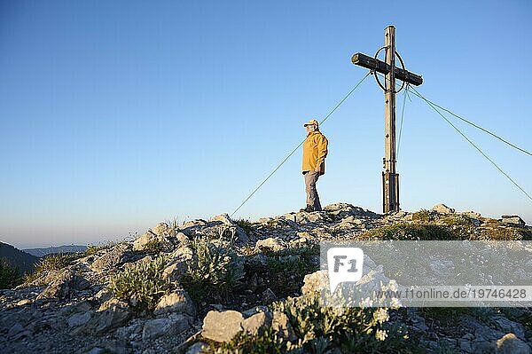 Wanderer  Senior  65  auf dem Gipfel des Roßstein  Kreuth  Mangfallgebirge  Oberbayern  Bayern  Deutschland  Europa