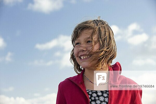 Portrait von einem jungen Mädchen  Freude  Zufriedenheit  lachen  lachend  jung  Sommer  Wind  Deutschland  Europa