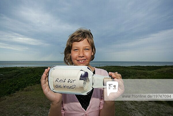 Kind mit Flaschenpost  Botschaft Reif für die Insel  Urlaub  Erholung  Nordseeinsel  Sylt  Deutschland  Europa