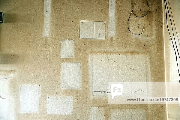 Wand  Wohnung  Raum  vergilbt  rauchen  weiße Stellen  renovieren  Eine vergilbte Wand in einer Raucherwohnung mit hellen Stellen von den Bildern