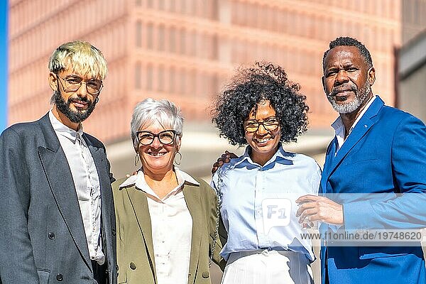 Porträt von multiethnischen Geschäftsleuten  die in die Kamera lächeln  während sie an einem sonnigen Tag im Freien stehen