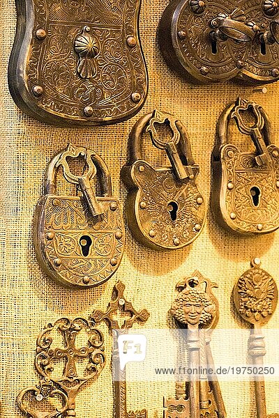 Schlüssel und Schlösser im Retrostil hängen an einer Wand