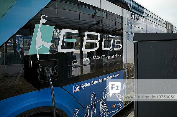 E-Bus wird geladen  E-Tankstelle  E-Mobilität  Logo Sylter Immobilien GmbH  Busbahnhof Westerland  Nordseeinsel Sylt  Nordfriesland  Schleswig-Holstein  Deutschland  Europa