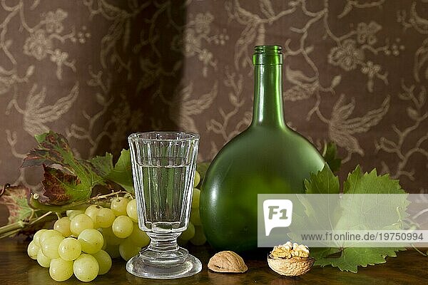 Stillleben mit Weintrauben  Wallnüssen und Weinflasche
