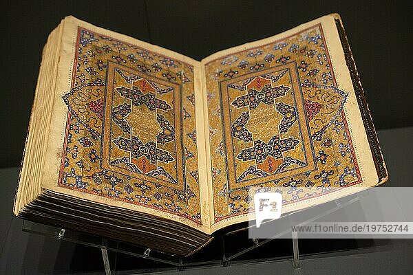 Alter Heiliger Koran  islamisches religiöses Buch