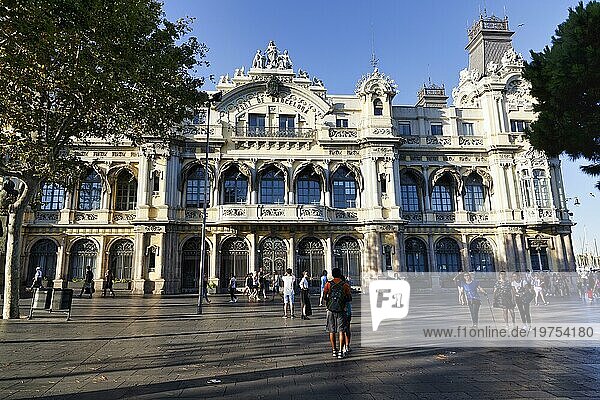 Fußgänger vor historischem Gebäude der Hafenbehörde  Port de Barcelona  Stadtzentrum  Barcelona  Spanien  Europa