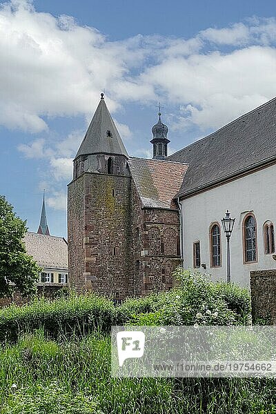 Romanischer Glockenturm  Kapelle Sankt Sebastianus  Altstadt von Ladenburg  Baden-Württemberg  Stadtbefestigung  Deutschland  Europa