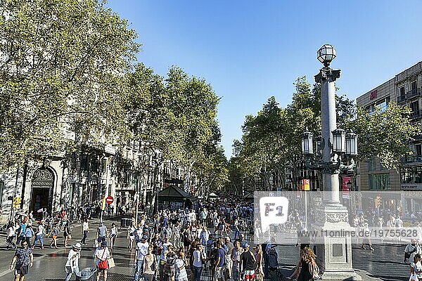 Menschenmenge im Sommer  Fußgänger und Touristen in Fußgängerzone La Rambla  Ramblas  Altstadt  Barcelona  Katalonien  Spanien  Europa