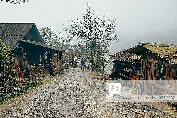 Verträumte Szenerie einer schlammigen Straße und eines Eingeborenenhauses an einem nebligen Wintertag  authentisches Alltagsleben im Eingeborenendorf Lao Chai in Sa pa Vietnam