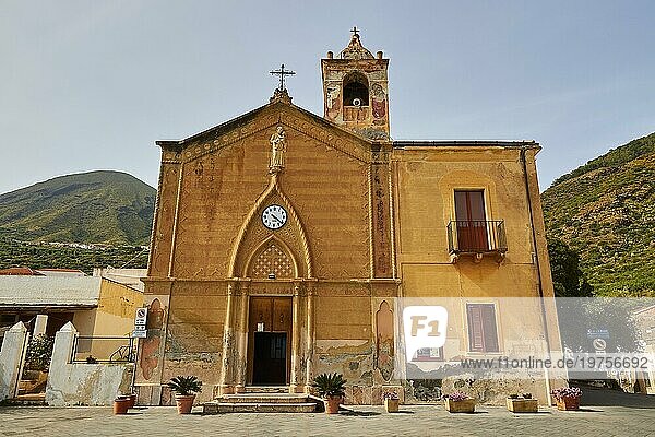Kirche  Fassade  Uhr  Glockenturm  Chiesa di San Gaetano  Rinella  Südküste  Salina  Äolische Inseln  Sizilien  Italien  Europa