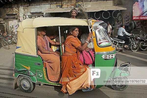 Voll beladene Autorikscha  dreirädriges motorisiertes Taxi  das Frauen in traditioneller Kleidung in Mathura  Indien  befördert  Asien