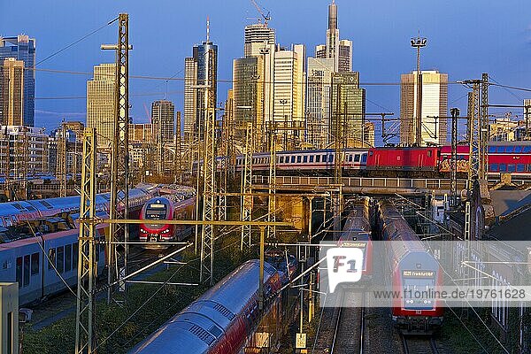 Erhöhte Stadtansicht mit vielen Zügen  Hauptbahnhof und Hochhäusern  Frankfurt am Main  Hessen  Deutschland  Europa