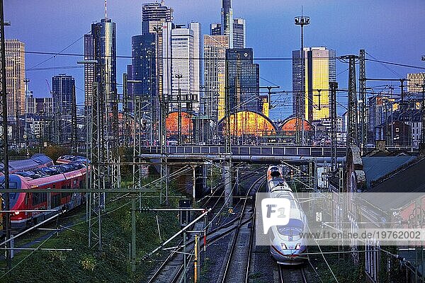 Erhöhte Stadtansicht mit Zügen auf den Hauptbahnhof mit Hochhäusern in der Dämmerung  Frankfurt am Main  Hessen  Deutschland  Europa