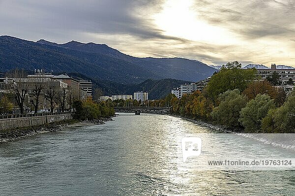 Blick von der Innbrücke flussaufwärts  herbstliche Stimmung  Innsbruck  Tirol  Österreich  Europa