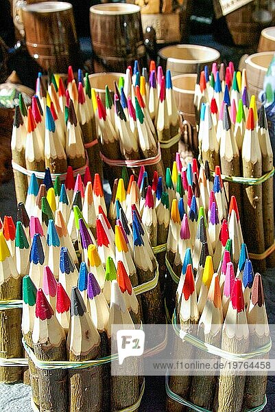 Buntstifte mit Holzüberzug in Bündeln gebunden