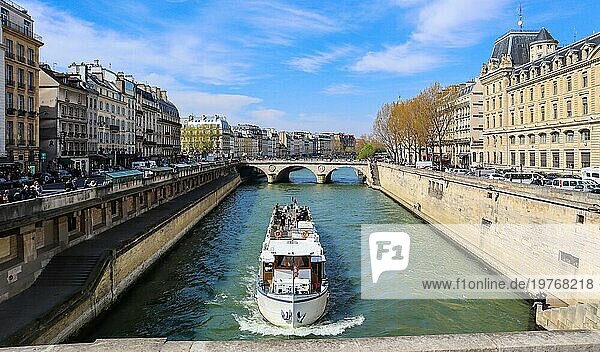 Frankreich  5. April 2019: Schönes Stadtbild von Paris  Saint Michel Brücke über die Seine und ein Touristenschiff mit Touristen  Europa