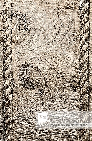 Vintage spiralförmig gedrehte Jutekabel auf Holzbrett vertikale Version