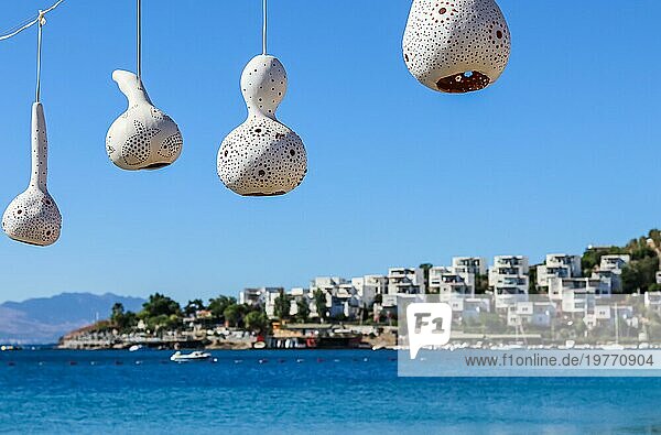 Handgefertigte dekorative Lampen aus Kalebassenkürbissen vor dem Hintergrund der Meeresküste. Bitez  Bodrum  Türkei. Sommerurlaub und Reisekonzept