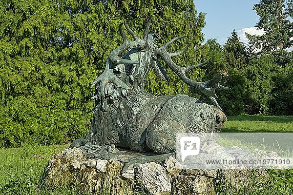 Die Bronzestatue eines sterbenden Hirsches von Alois Strobl. Topolcianky.  Topolcianky  Slowakei  Europa