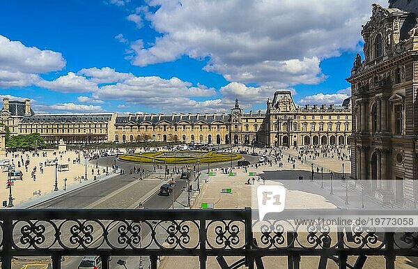 Frankreich  03. April 2019. Platz vor dem Louvremuseum in Paris  Europa