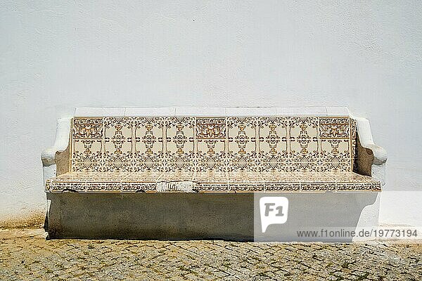 Atemberaubende Aussicht auf eine Bank mit traditionellen portugiesischen Fliesen (azulejos)  typisch portugiesisches Design und Stil  auf dem Weg zum Fischerstrand (praia dos pescadores)  Albufeira  Portugal  Europa