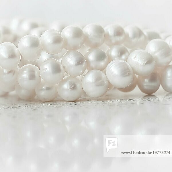 Natur weiße Perlenkette auf Marmor Hintergrund in weichen Fokus  mit Highlights