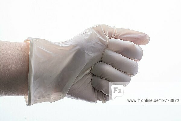 Steriler Latex Schutzhandschuh. Handschuh an der Hand. Coronavirus Covid19 Pandemiekonzept