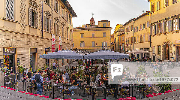 View of restaurant in Piazza San Francesco  Arezzo  Province of Arezzo  Tuscany  Italy  Europe