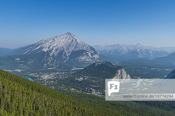 Blick auf den Cascade Mountain vom Gipfel des Sulphur Mountain, Banff-Nationalpark, UNESCO-Weltkulturerbe, Alberta, Rocky Mountains, Kanada, Nordamerika
