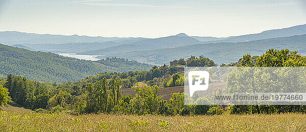 View of Chateau and countryside near Viamaggio  Province of Arezzo  Tuscany  Italy  Europe