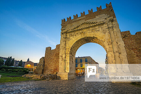 Blick auf den Augustusbogen (Arco d'Augusto) in der Abenddämmerung, Rimini, Emilia-Romagna, Italien, Europa