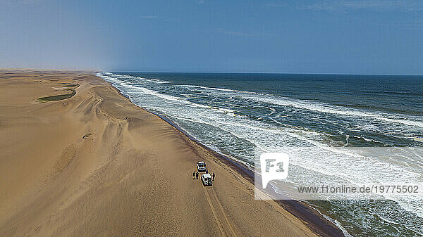 Autos fahren auf dem Grat der Sanddünen entlang des Atlantiks, Namibe (Namib)-Wüste, Iona-Nationalpark, Namibe, Angola, Afrika