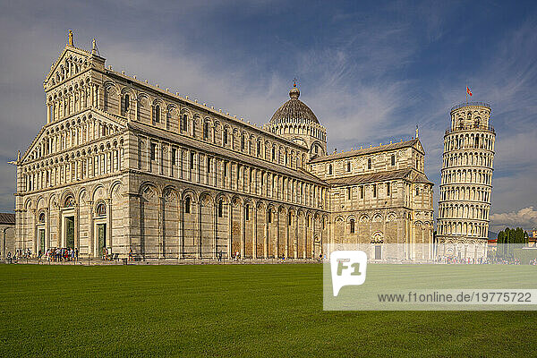 Blick auf die Kathedrale von Pisa und den Schiefen Turm von Pisa, UNESCO-Weltkulturerbe, Pisa, Provinz Pisa, Toskana, Italien, Europa