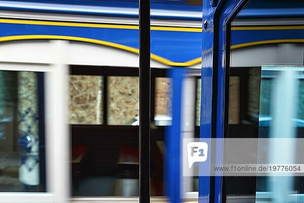 Nostalgische blaue Straßenbahn während der Fahrt  Tramvia Blau  Barcelona  Spanien  Europa