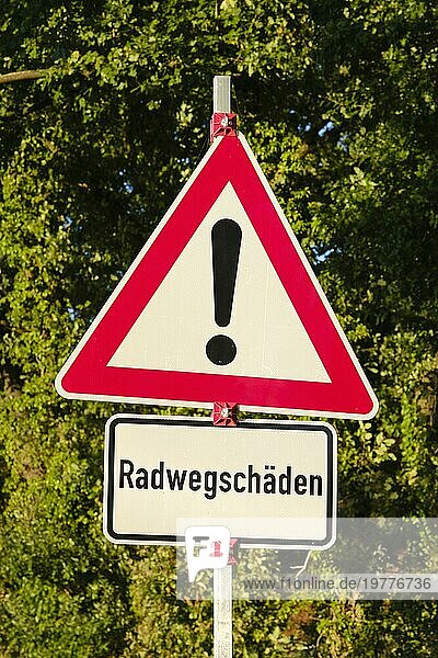 Radwegschäden  Verkehrsschild  Allgemeine Gefahrenstelle  Emsland  Niedersachsen  Deutschland  Europa