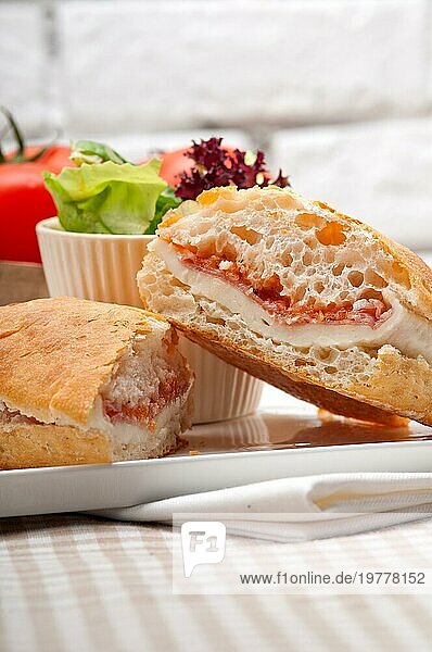 Italienisches Ciabatta Panini Sandwich mit Parmaschinken und Tomate