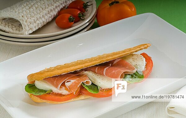 Panini Sandwich mit frischem Caprese und Parmaschinken