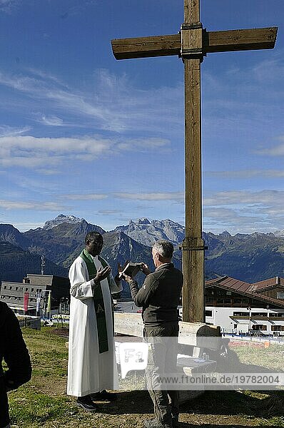 Religiöse Bergzeremonie am Hochfirst oberhalb der Stadt Schruns im Montafon mit einem Priester aus Uganda