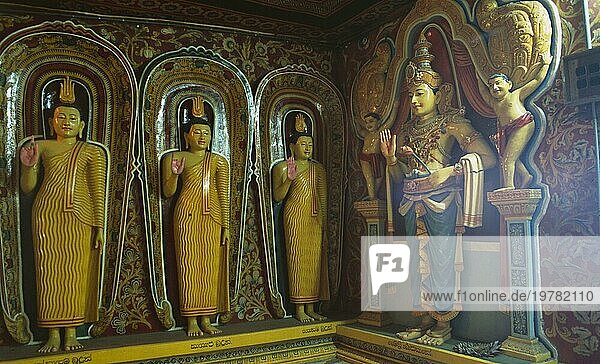 Buddhistenstatuen im Kloster Mulkirigala im Süden Sri Lankas