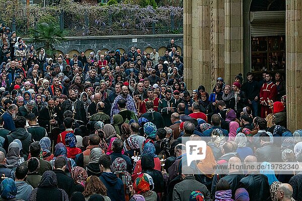 Ein Bild von Menschen  die an einer religiösen Veranstaltung in der Sioni Kathedrale in Tiflis teilnehmen