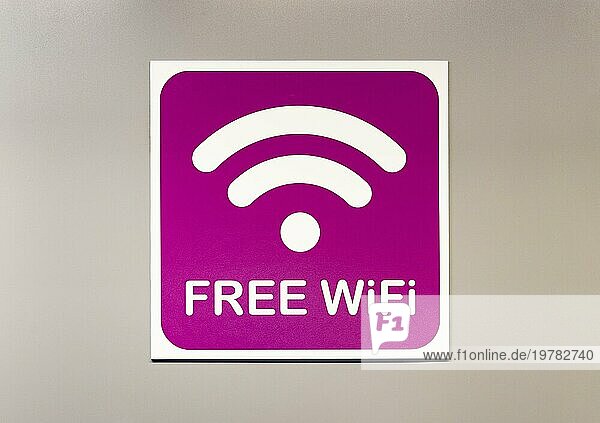 Ein Bild von einem Free WiFi Schild im Terminal des Warschauer Chopin Flughafens