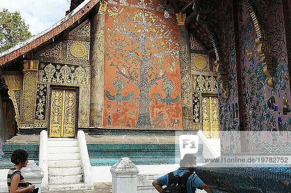 Nord Laos: Tourist beim Besuch des Tempels Wat Xieng Thong in der Stadt Luang Brabang