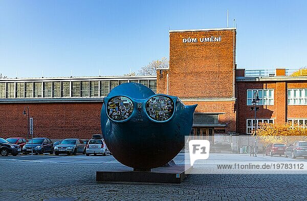 Ein Bild vom Eingang der Galerie der bildenden Kunst in Ostrava. Das Kunstwerk heißt Morgenröte und wurde von Luká? Rittstein im Jahr 2005