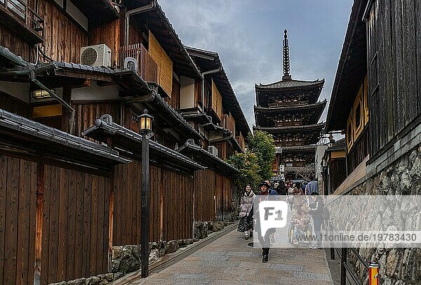 Ein Bild der engen Straße in der Nähe des Hokan ji Tempels  die auch als Yasaka no Tou bekannt ist  und der Menschen  die auf ihr gehen