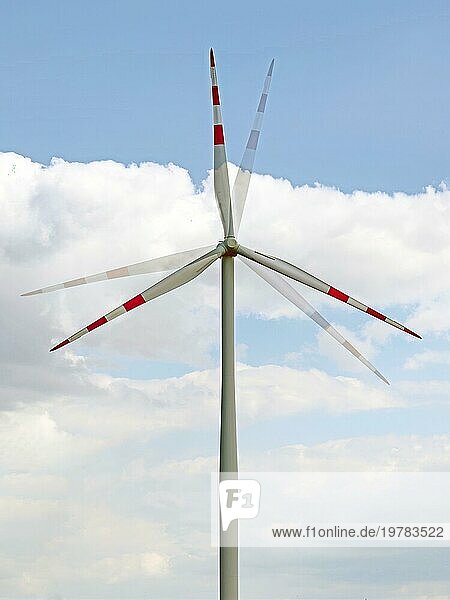 Windrad dreht sich im Wind  Bewerbung  Wind  Detailaufnahme  regenerative Energie  Rotieren  Schönwetter Strom  Stromerzeugung  Stromgewinnung  Stromproduktion  Stromversorgung  Wolken