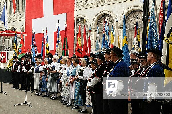 Männer und Frauenchor einer Schweizer Folkloregruppe am Nationalfeiertagsumzug in Zürich Stadt