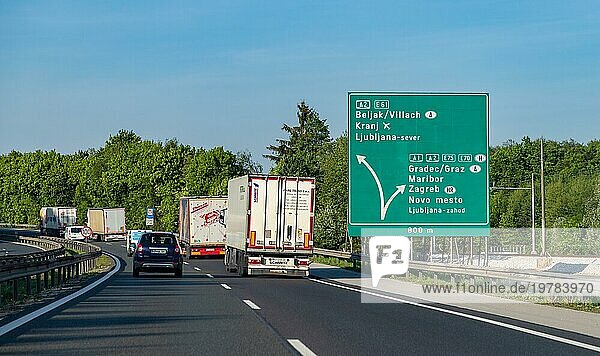 Ein Bild eines großen grünen Schildes  das auf einer slowenischen Autobahn zu Zielen in 4 verschiedenen Ländern führt
