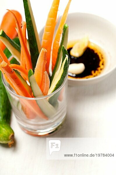 Frische rohe Karotte und Gurke mit Pinzimonio Sauce Italienischer Snack als Vorspeise